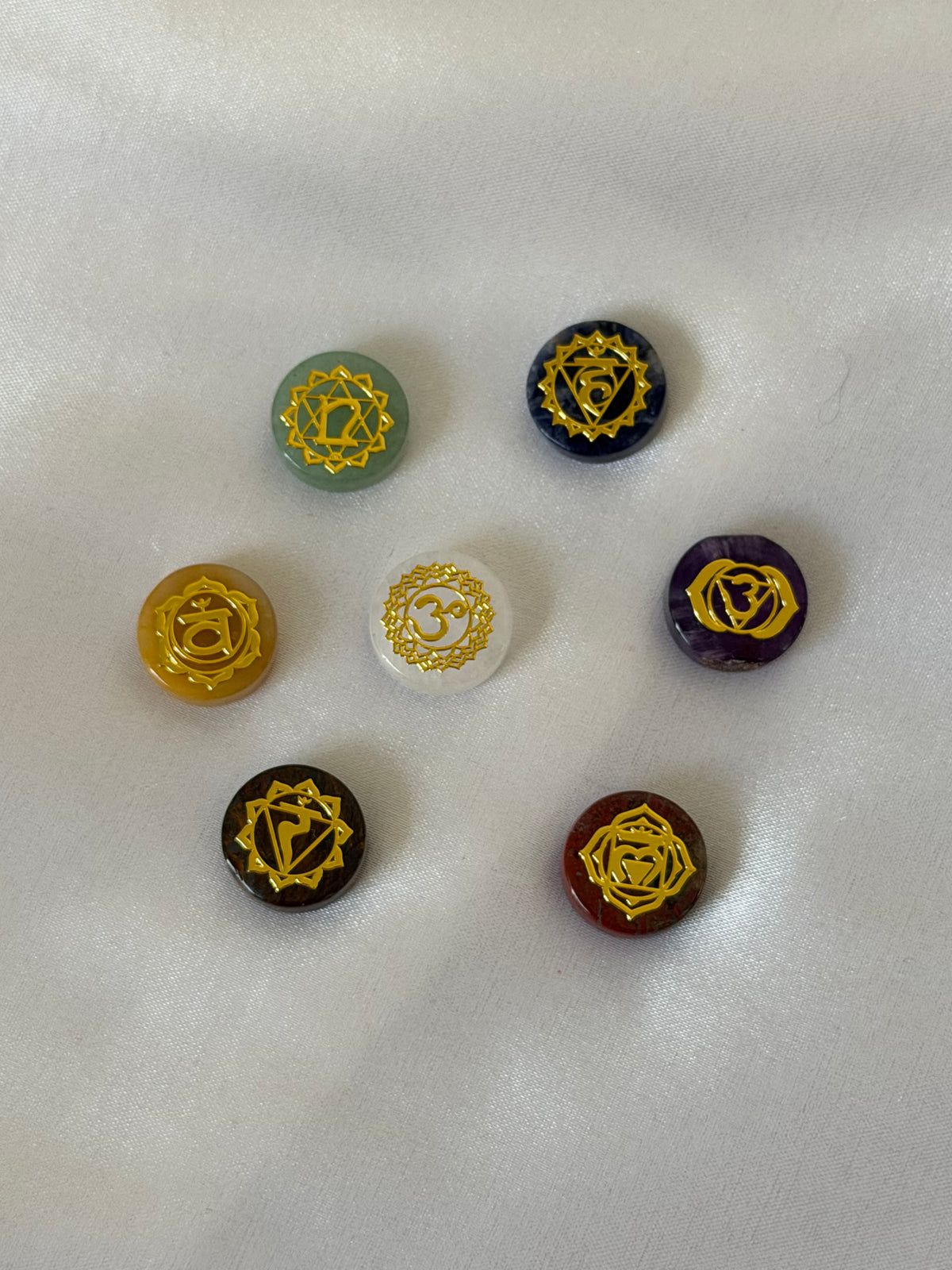Set de 7 Chakras en Piedra Natural con Símbolos Dorados