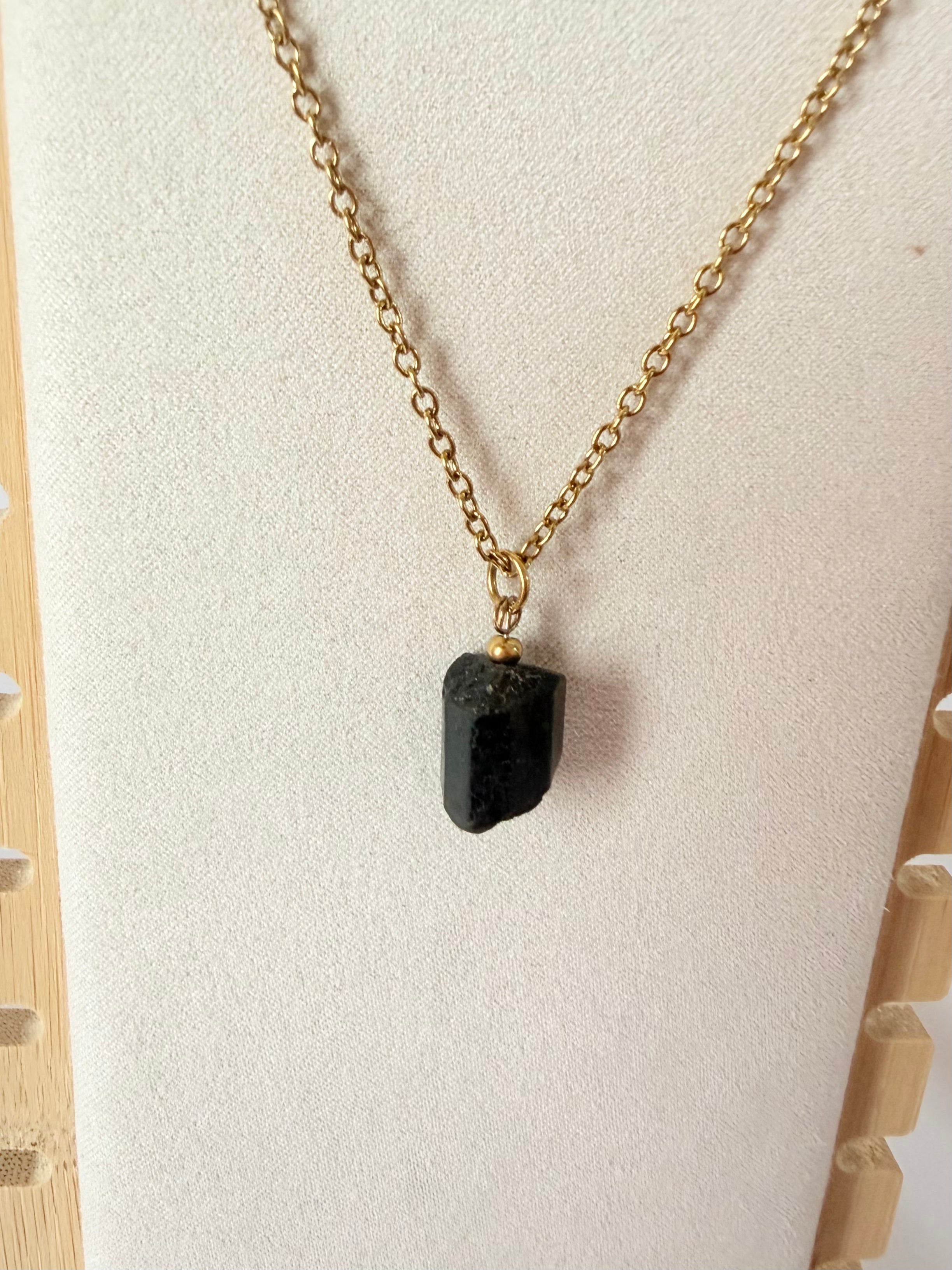 Collar de Turmalina Dravita en Bruto