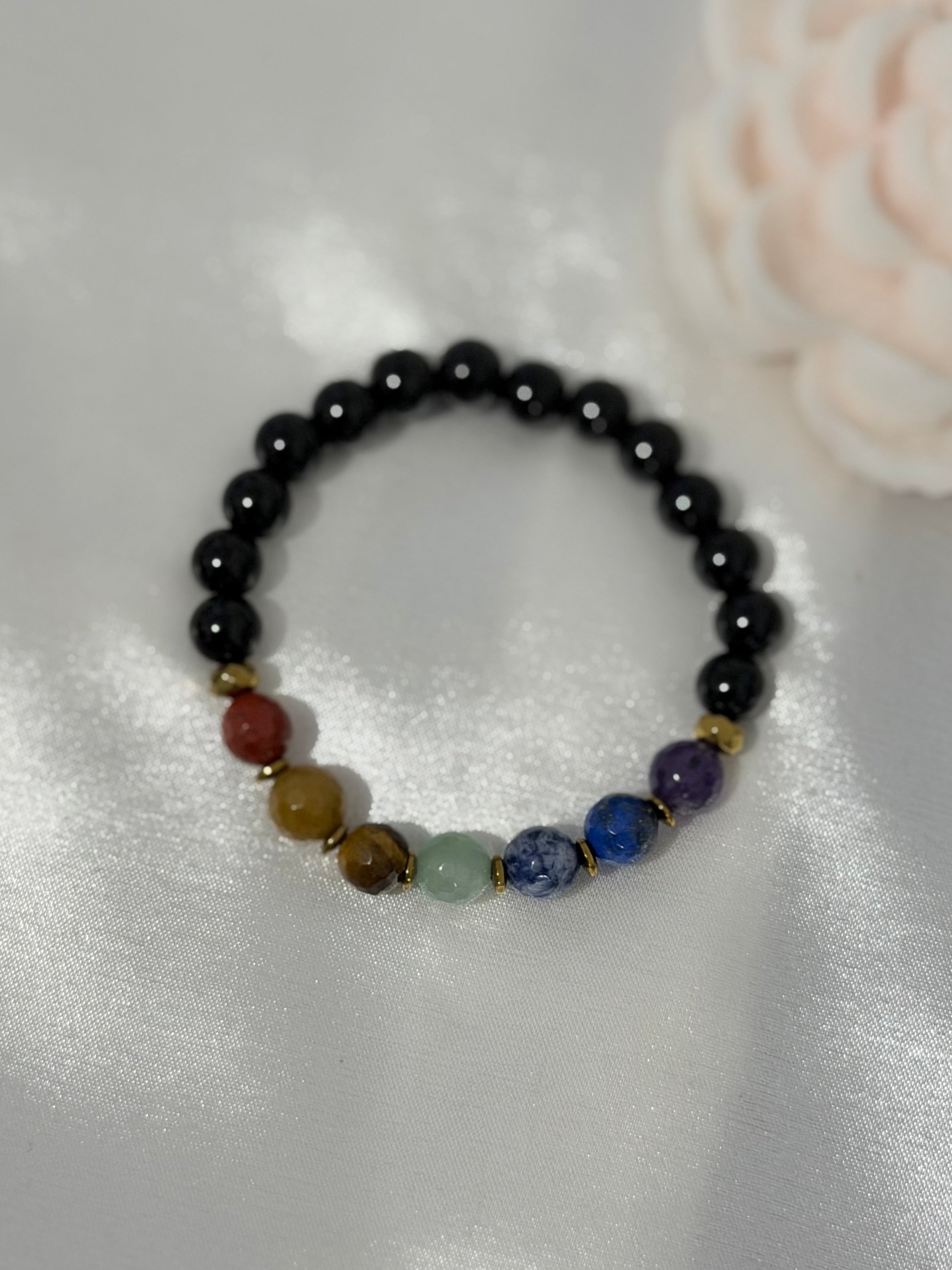 Pulsera Equilibrio 8mm – Ónix y 7 Chakras