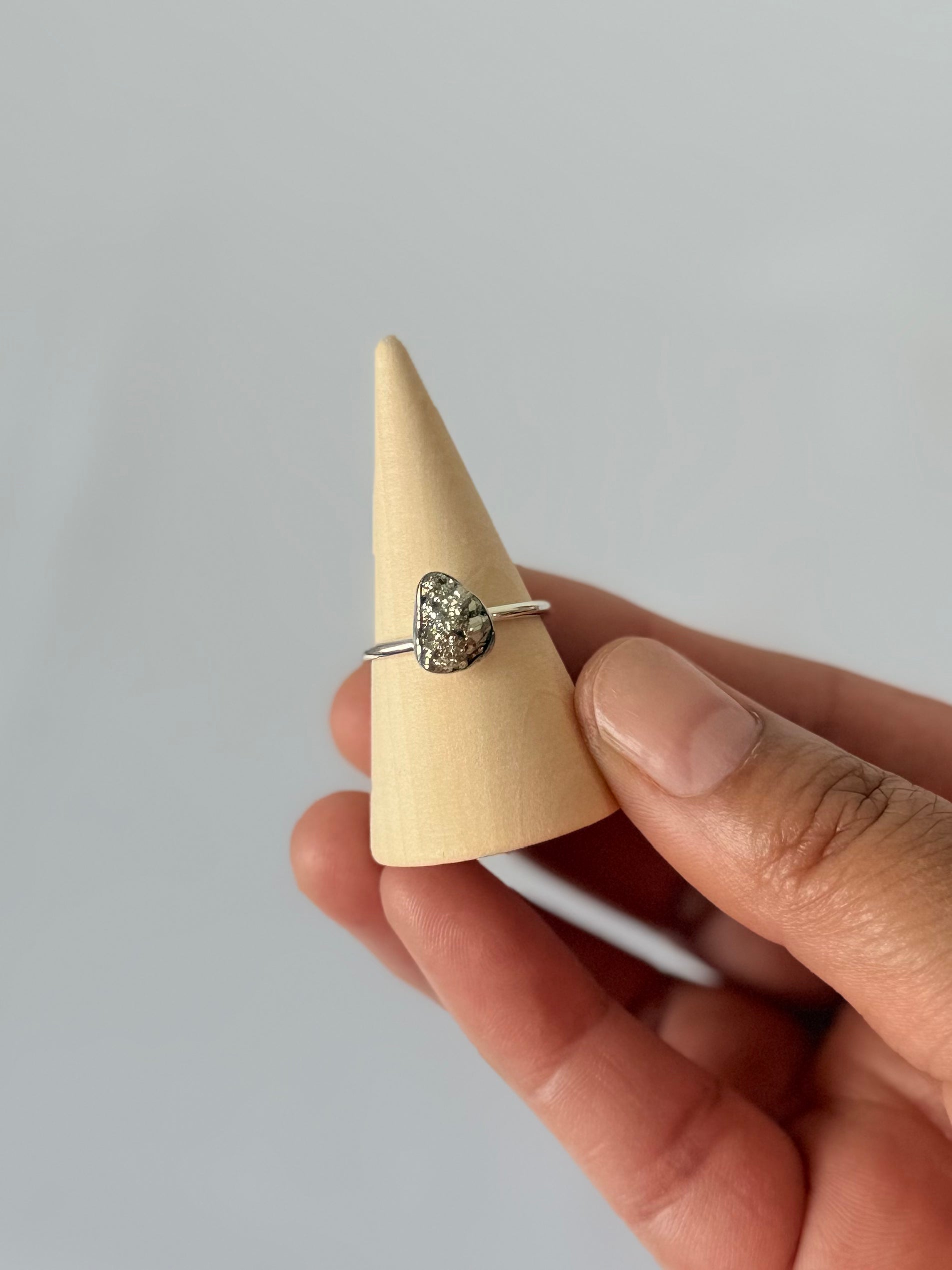 Anillo de Pirita Natural en Plata 950 | Gota Dorada