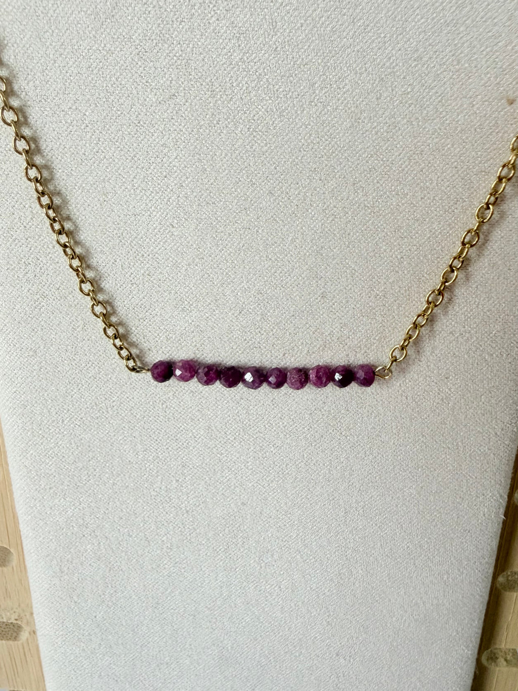 Collar Rubí Esencia