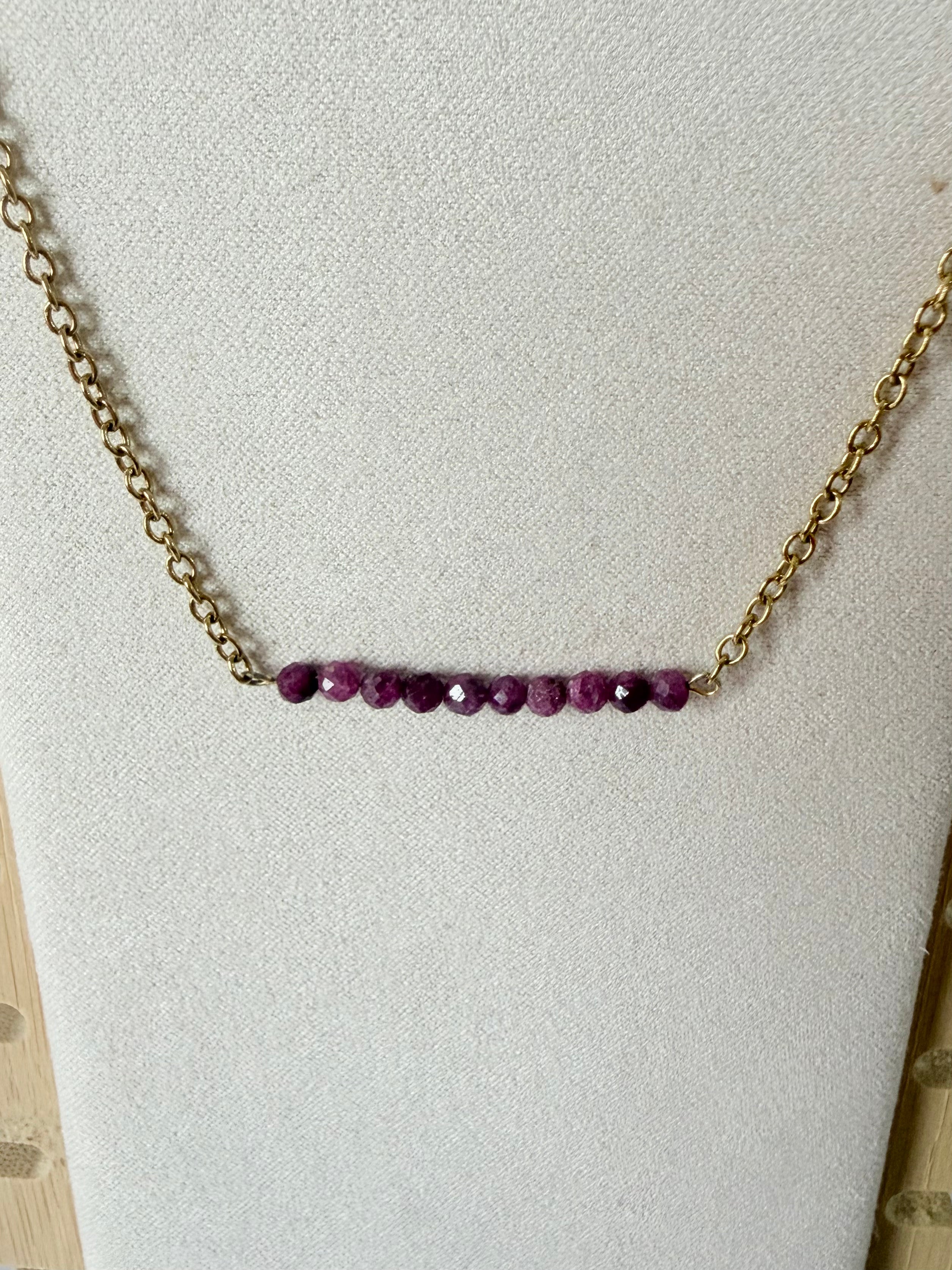 Collar Rubí Esencia