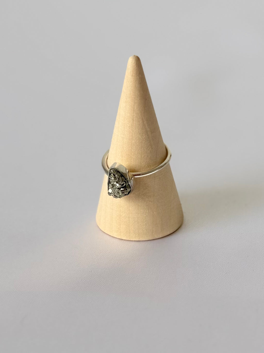 Anillo de Pirita Natural en Plata 950 | Gota Dorada