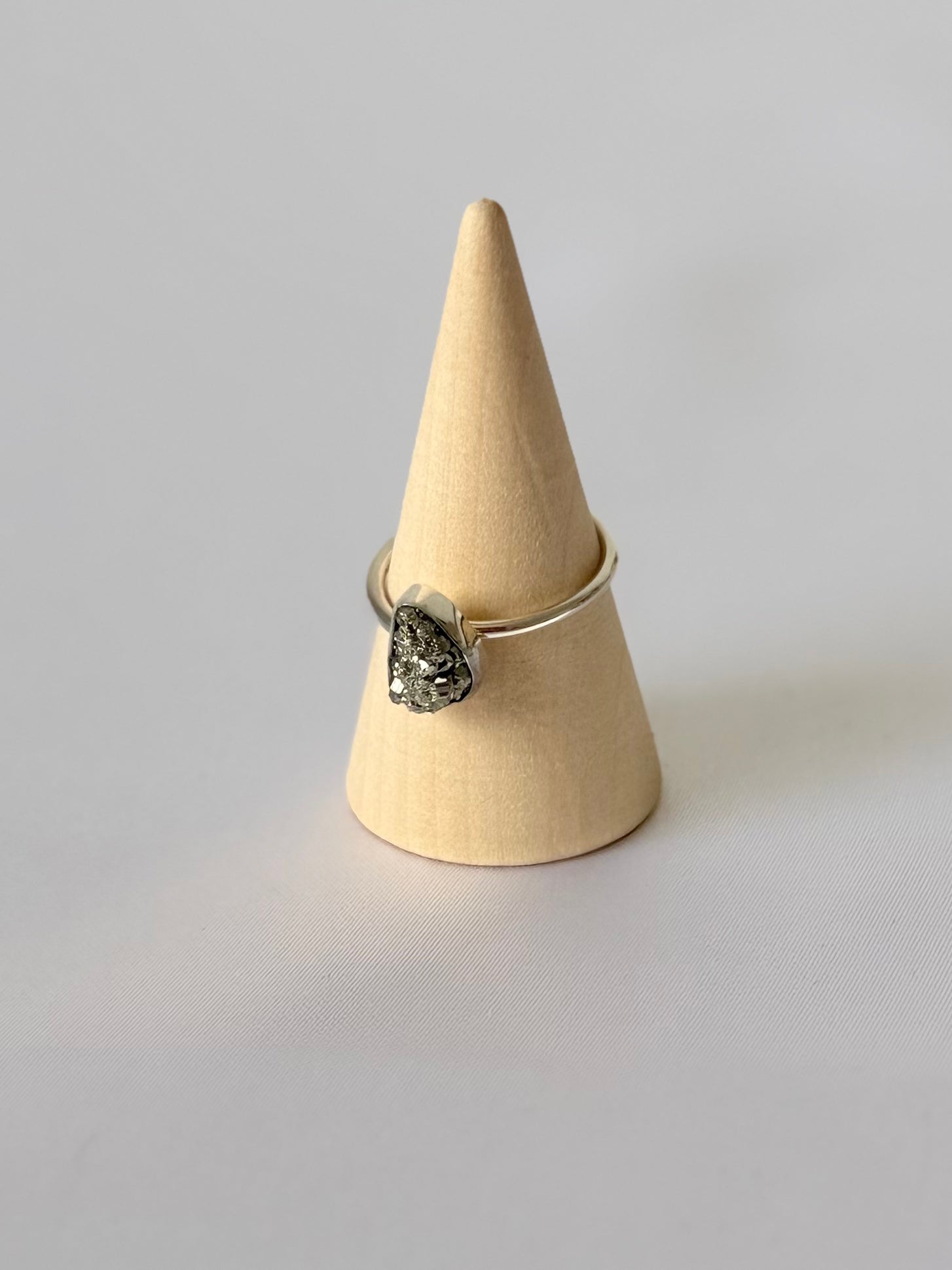 Anillo de Pirita Natural en Plata 950 | Gota Dorada