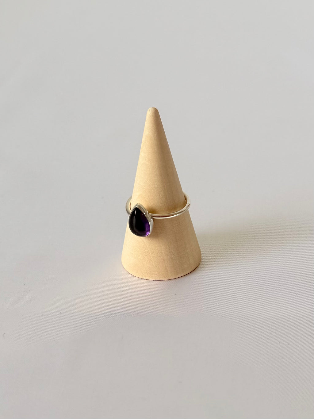 Anillo de Amatista Natural en Plata 950 | Gota Violeta