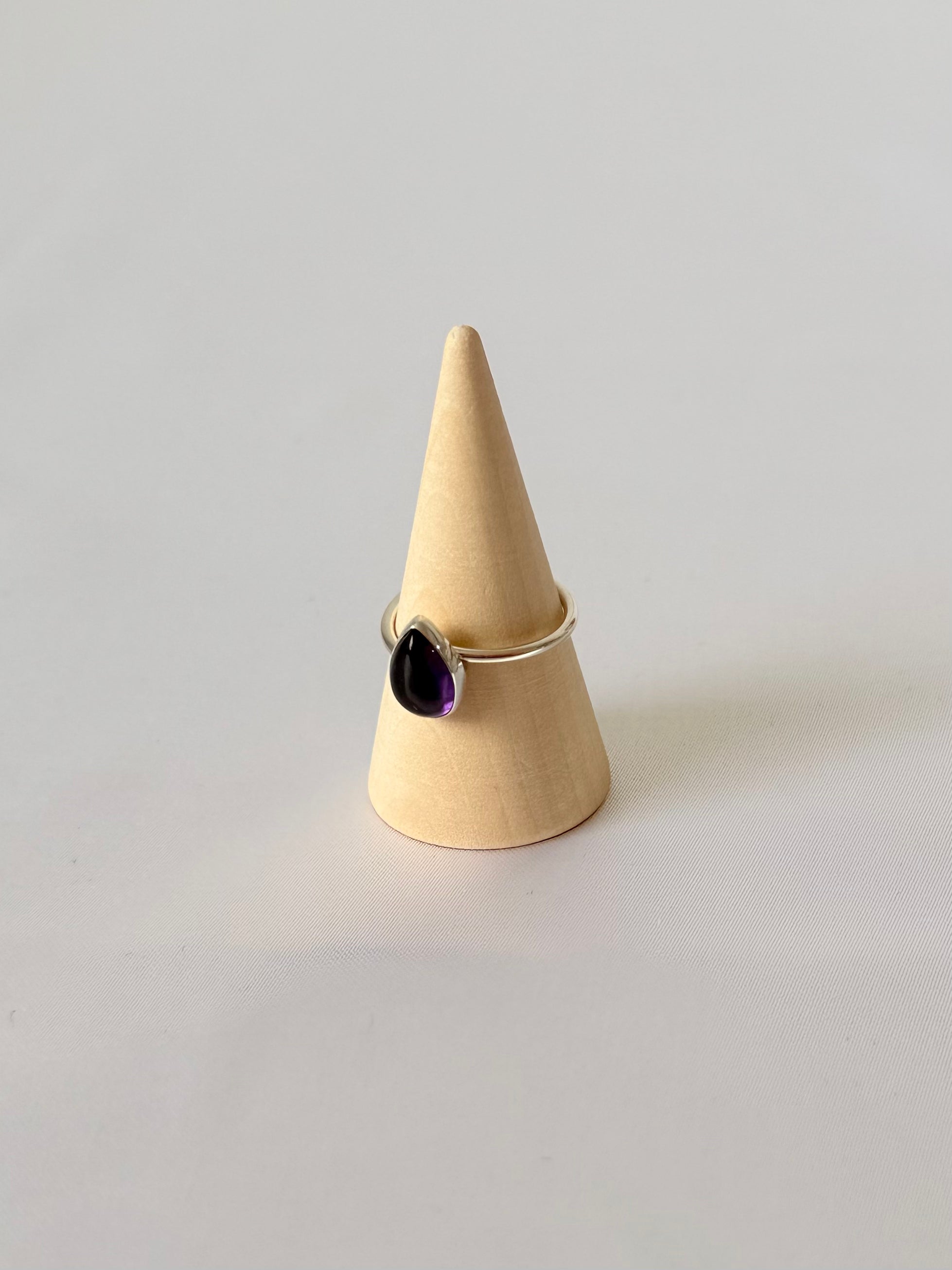 Anillo de Amatista Natural en Plata 950 | Gota Violeta