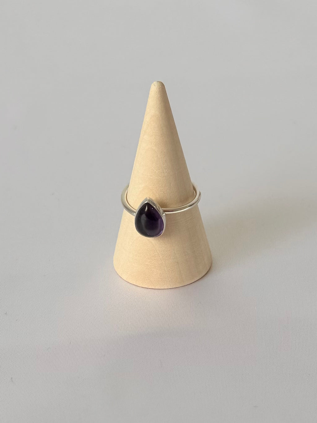 Anillo de Amatista Natural en Plata 950 | Gota Violeta