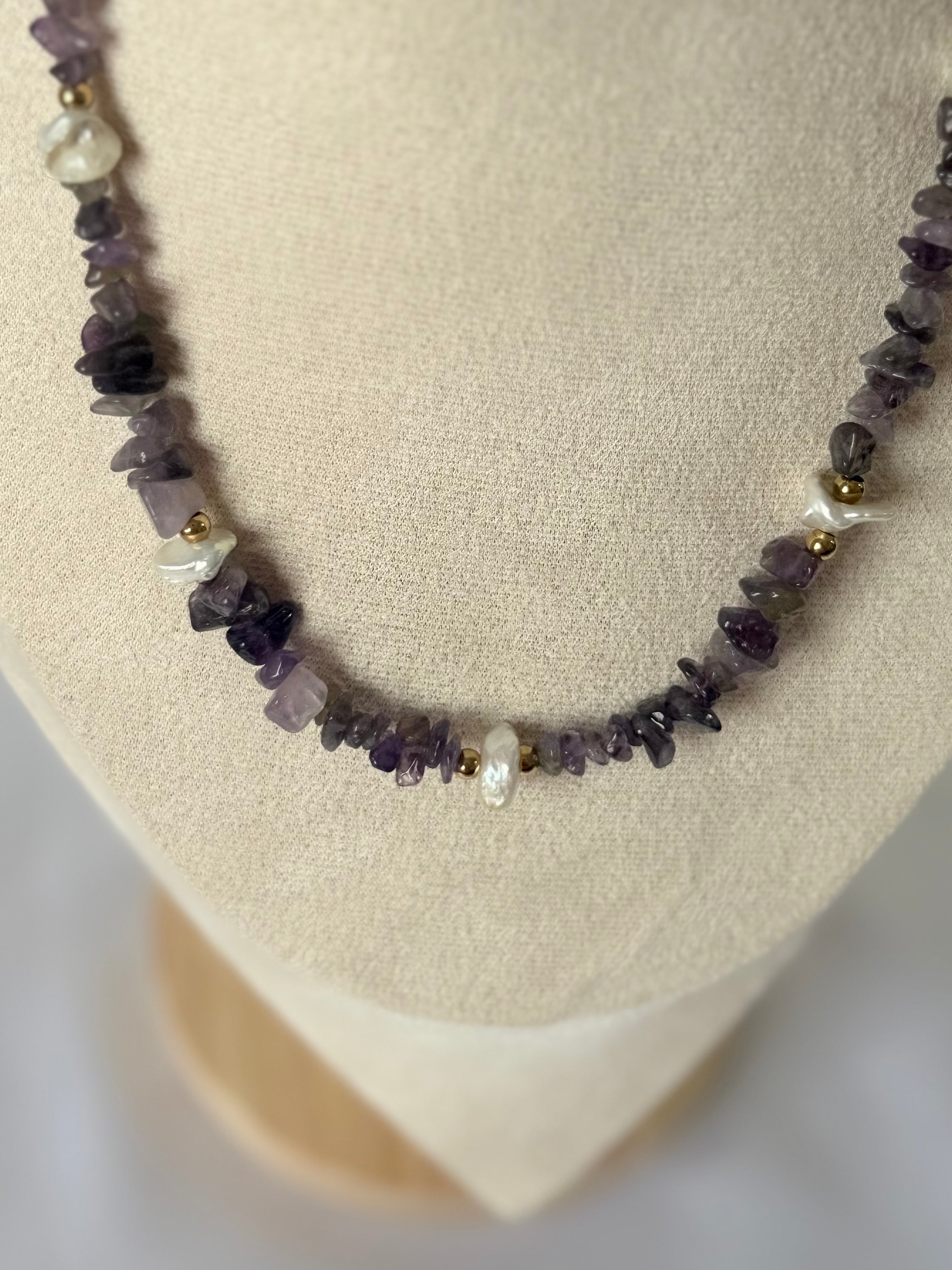 Collar Susurro Violeta | Amatista y Perla de Río