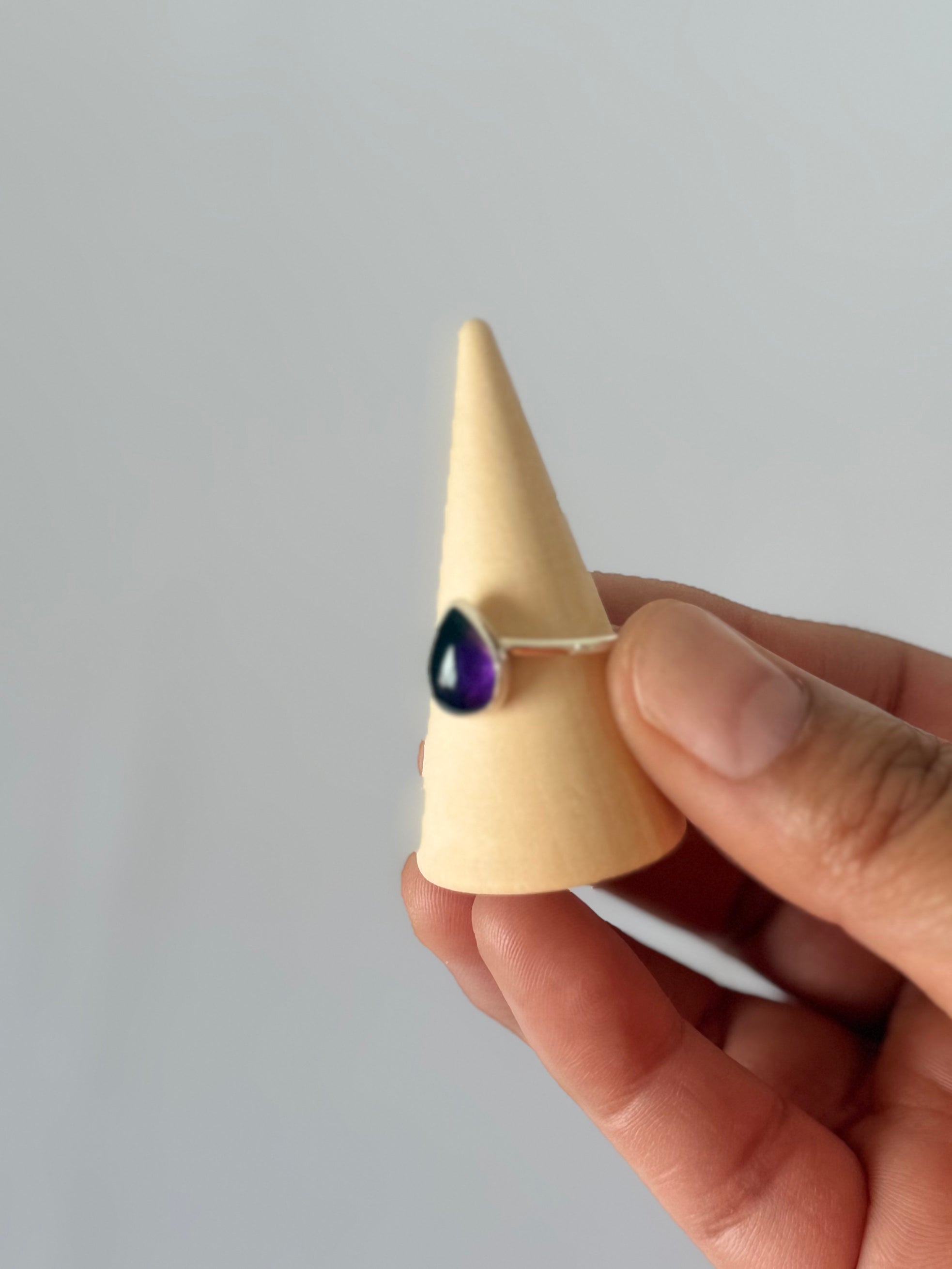 Anillo de Amatista Natural en Plata 950 | Gota Violeta