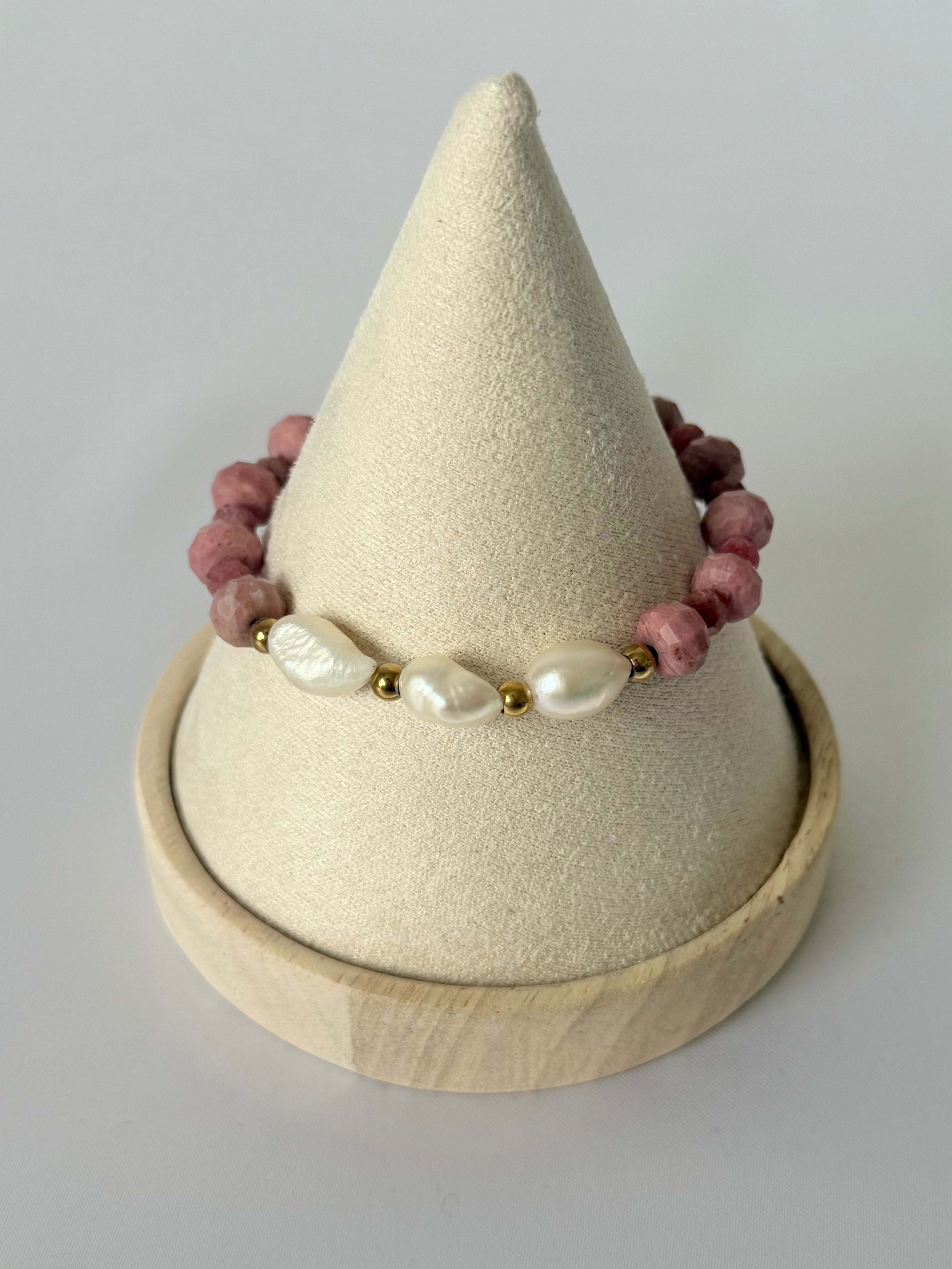 Pulsera Alma Rosa | Rodonita y Perla de Río