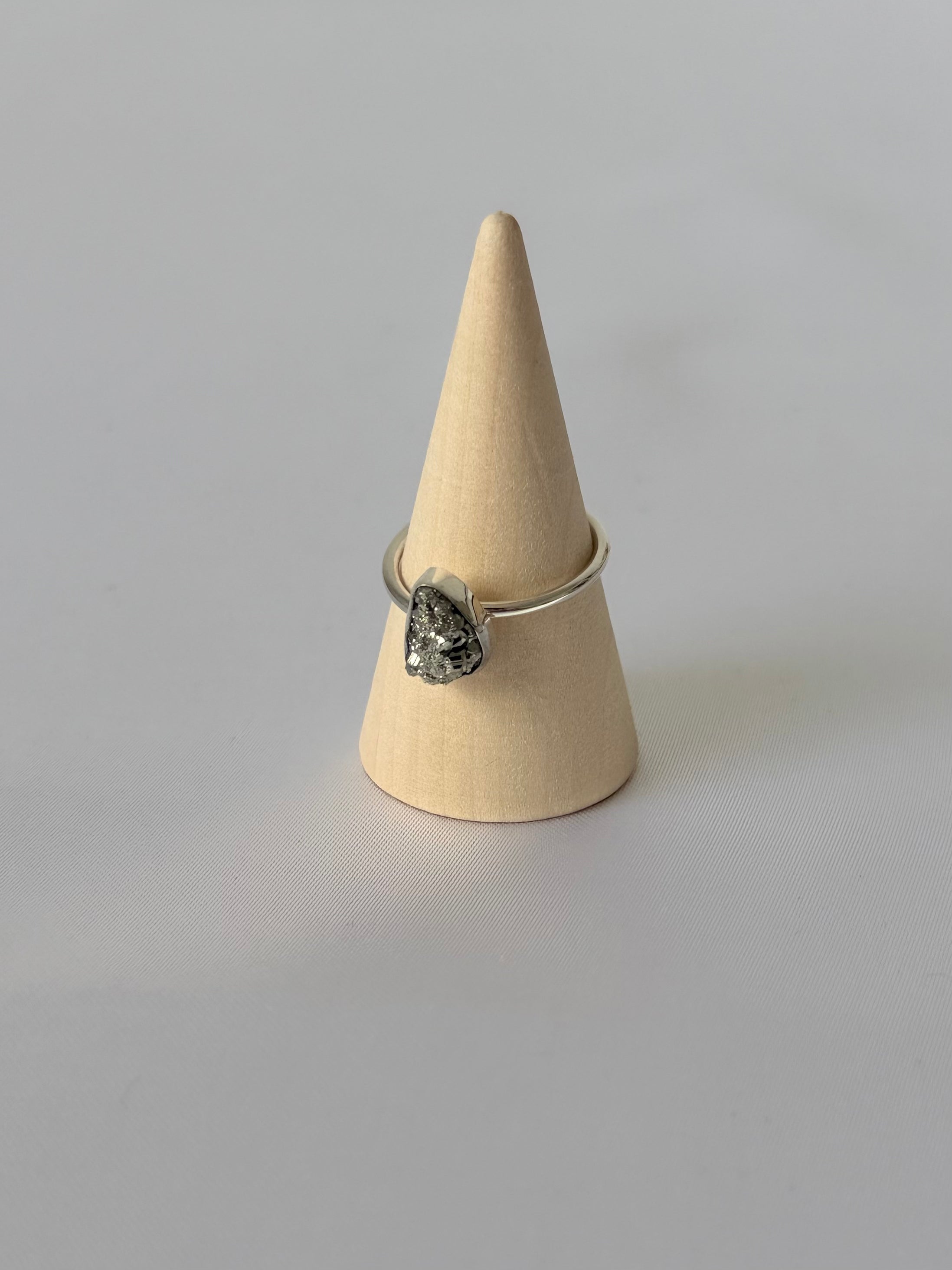 Anillo de Pirita Natural en Plata 950 | Gota Dorada