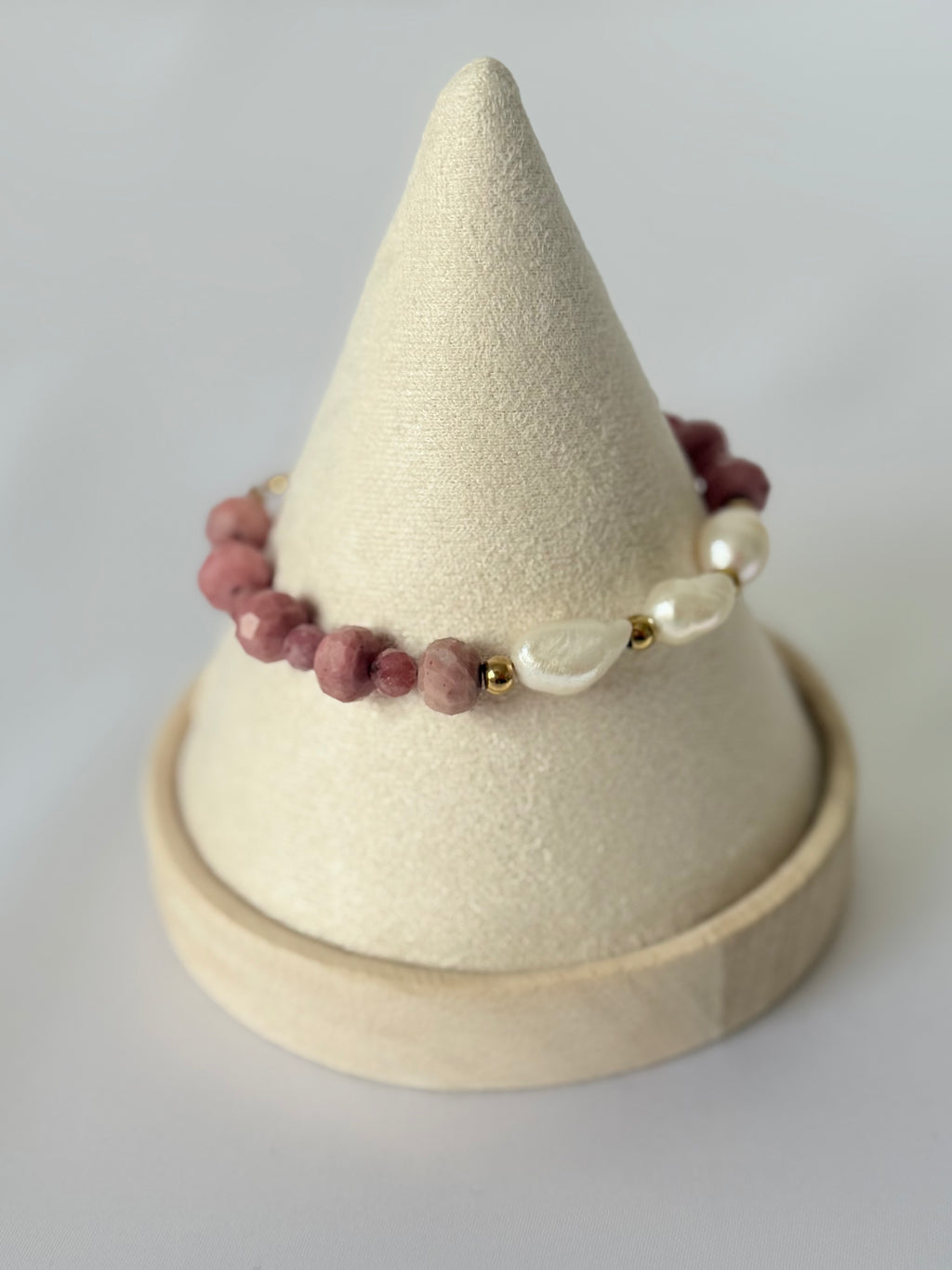 Pulsera Alma Rosa | Rodonita y Perla de Río