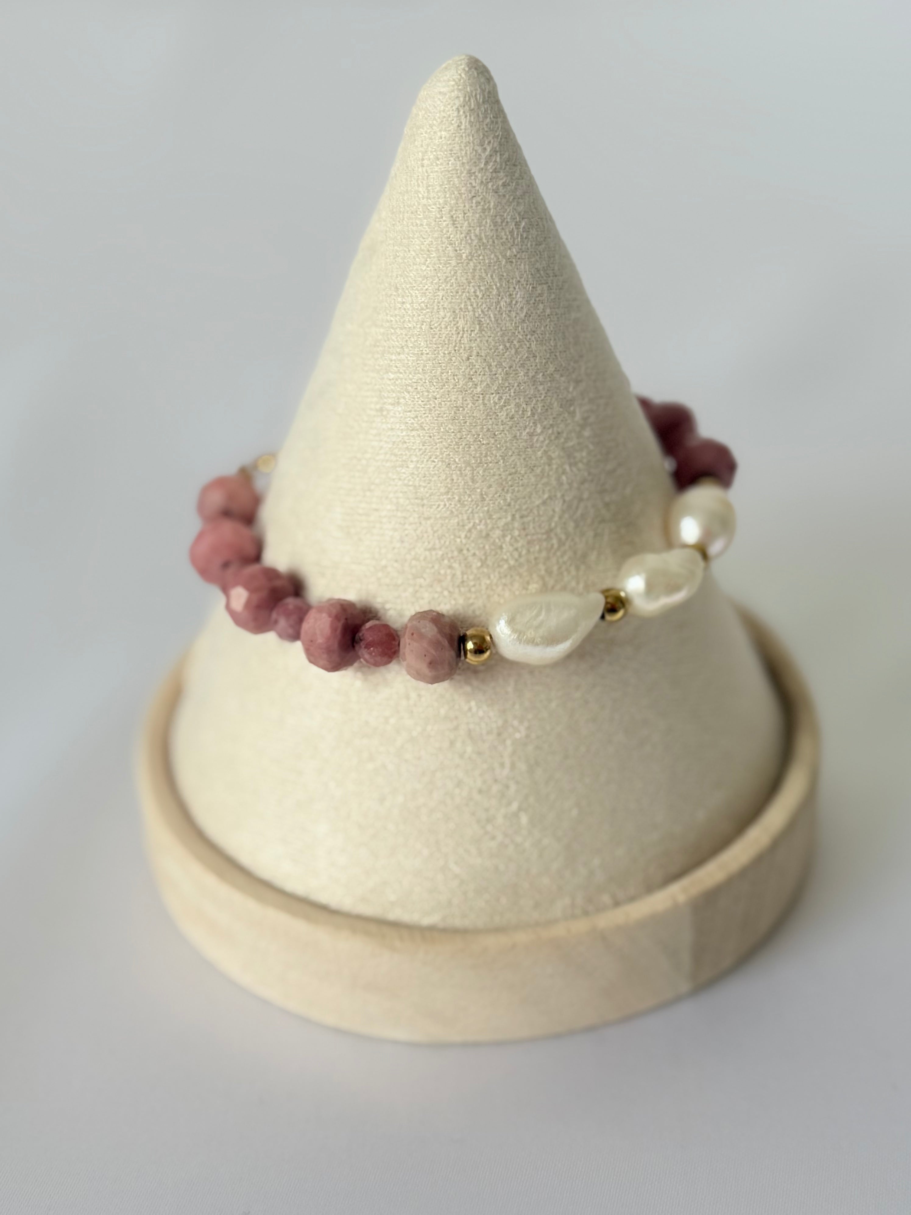 Pulsera Alma Rosa | Rodonita y Perla de Río