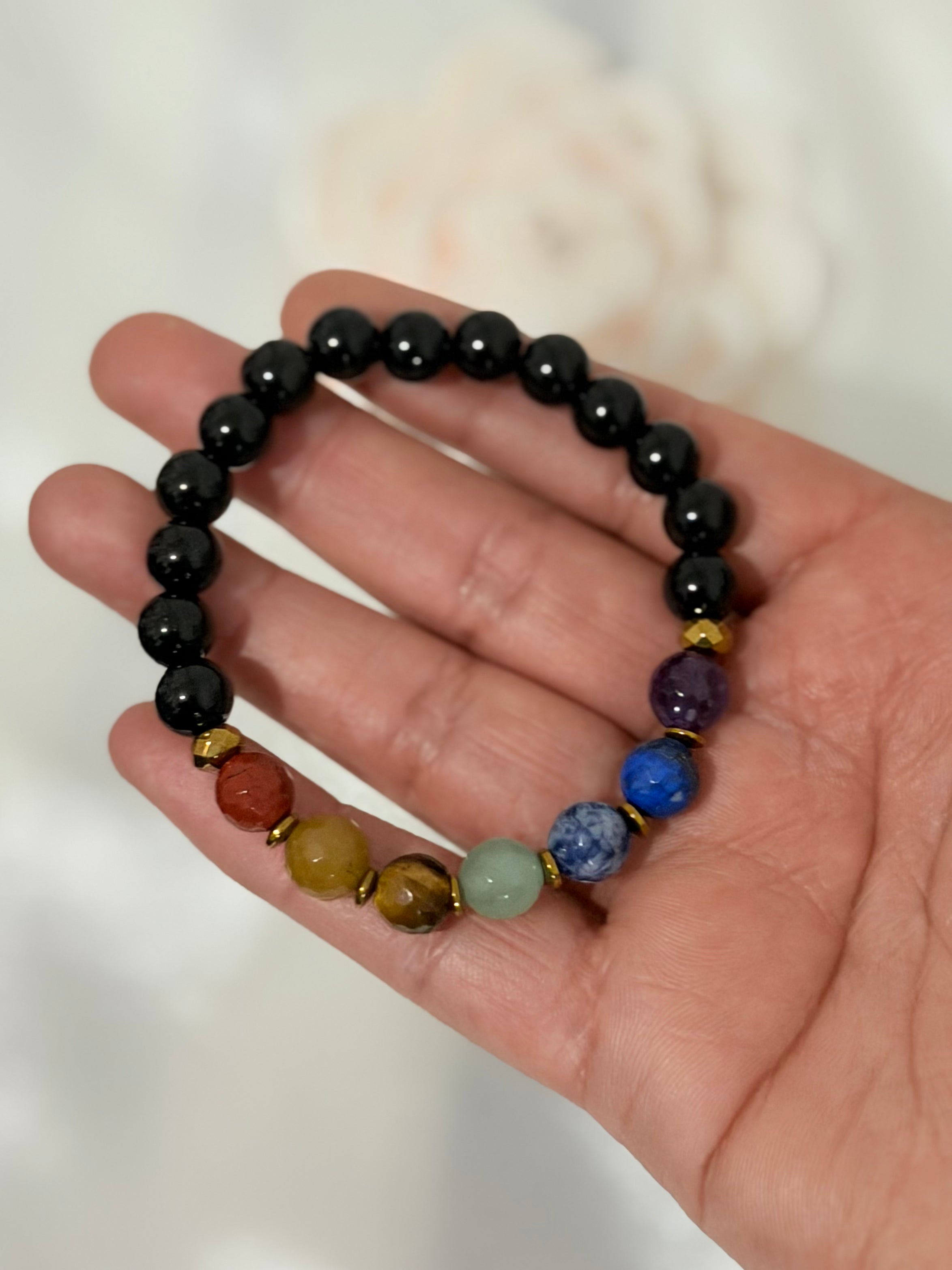 Pulsera Equilibrio 8mm – Ónix y 7 Chakras